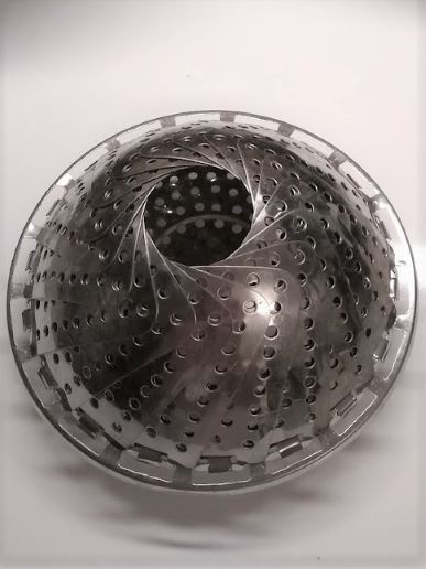 a stainless steel expandable steaming bakset