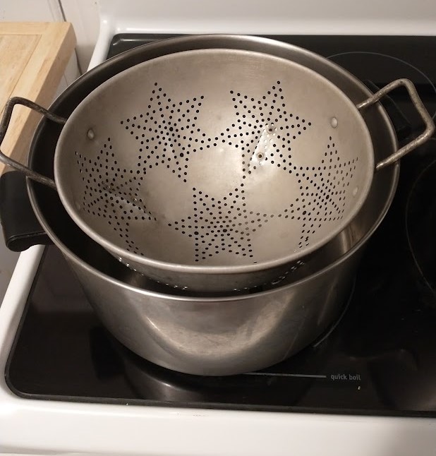 colander put in dutch oven to strain the stock