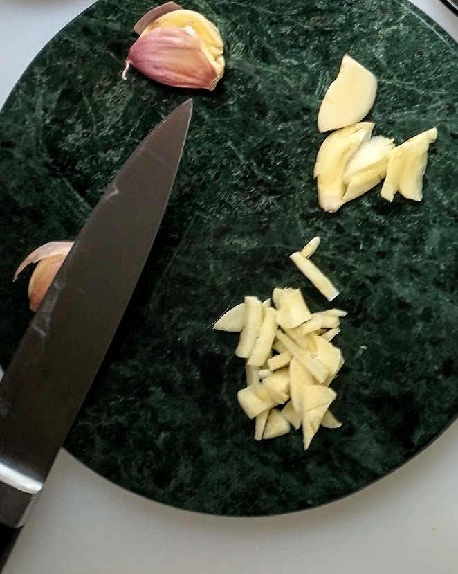 demo of an easy way to peel garlic cloves