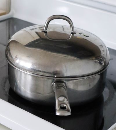 skillet with cover on stove