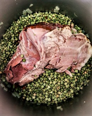 pour split peas around ham bone