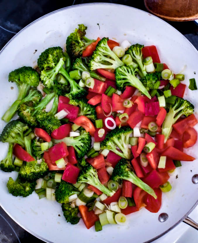 add red pepper and scallions to the skillet